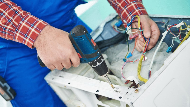 Aliağa Hotpoint Hotpoint çamaşır makinesi kart tamiri – Su almama arızası orijinal parça ile giderildi. - Teknik servis örneği